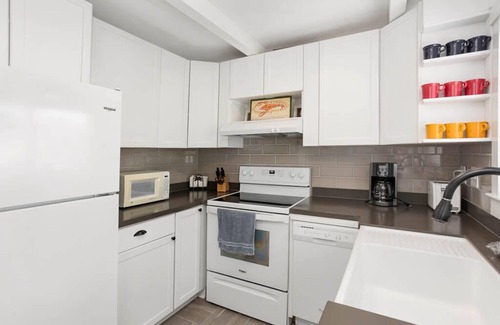 Saint Simons Island Cottage | Newly Renovated 2 Bedroom Cottage! One block to Beach! Walk to King & Prince!