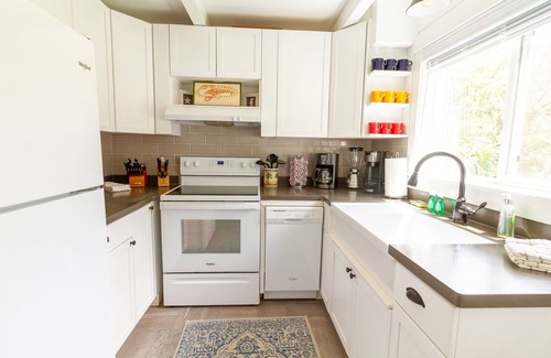 Saint Simons Island Cottage | Newly Renovated 2 Bedroom Cottage! One block to Beach! Walk to King & Prince!