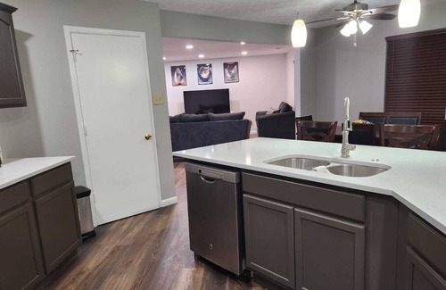 West Newton House | Newly Renovated, 2miles to Airport, Spacious, With Gym
