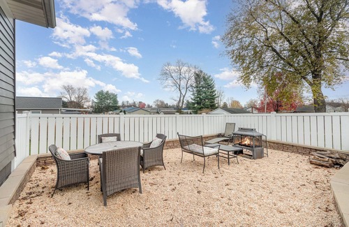 Mount Joy House | Newly Renovated 4-bedroom, 3 Bath, Large Yard, 9 Mins from SpookyNook