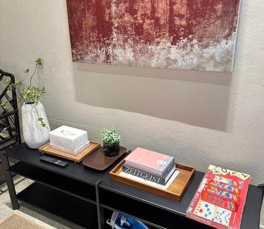 Pom Prap Apartment | Newly Renovated, 4BR Townhouse , 5min MRT , Group