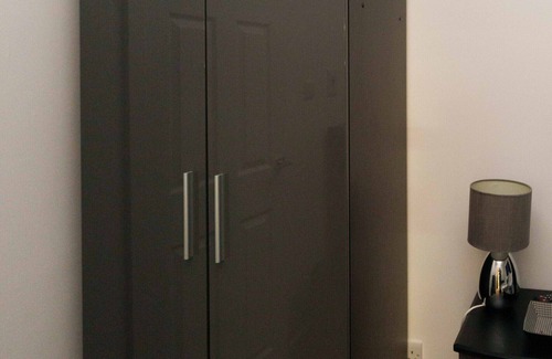 Chapeltown House | Newly renovated 6 bedroom house Sleeps 10 in Leeds