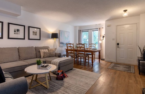 Old East York House | Newly renovated home steps to transit, 10mins to beach & 25mins to downtown