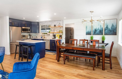 West End House | *NEWLY Renovated* King Bed Retreat in North Tacoma