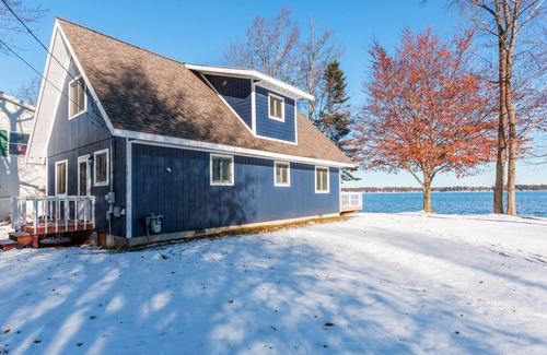 Cadillac Cottage | Newly renovated Lake-Front Sunrise Chalet!