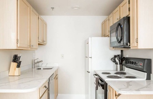 Waterfront Apartment | Newly renovated! Laundry in Building - Keyless entry - Perfect for Business or Medical Tourism