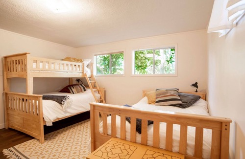 Scholls Other | Newly Renovated! Peaceful Country Farmhouse with Hot Tub and Pool