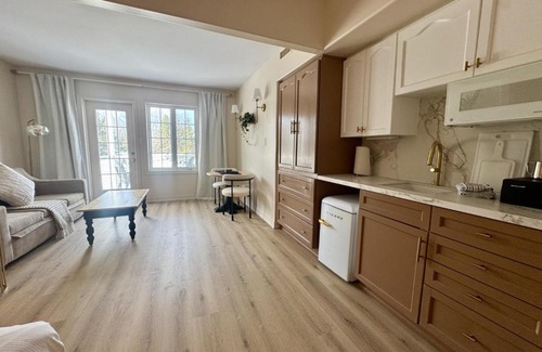 Oro-Medonte House | Newly Renovated Ski-In Ski-Out 1-Bedroom Condo with Pool, Gym, Sauna by Horseshoe Valley