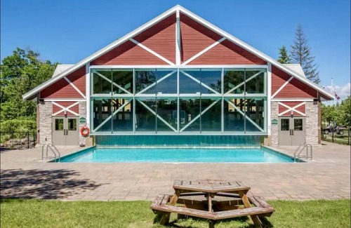 Oro-Medonte House | Newly Renovated Ski-In Ski-Out 1-Bedroom Condo with Pool, Gym, Sauna by Horseshoe Valley