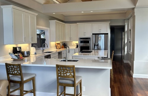 Napili House | Newly Renovated Stunning Beachfront 5 Bed, 6.5 Bath Estate with Pool, Spa & AC