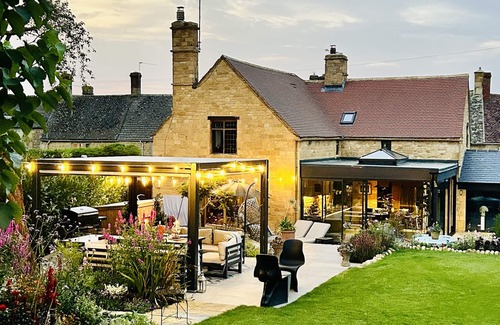 Willersey House | Newly renovated traditional Cotswold house with hot tub and sauna