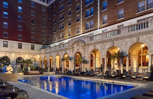 Central West End Apartment | Newly-renovated Unit w/Parking! Pets Are Welcome! W/Pool & Cinema Onsite!