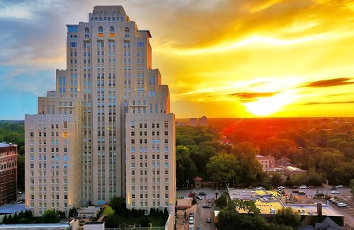 Central West End Apartment | Newly-renovated Unit w/Parking! Pets Are Welcome! W/Pool & Cinema Onsite!
