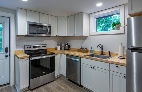 West Jefferson Cottage | Newly renovated cottage, 5 min walk to town, dogs OK, fire pit, hot tub, wi-fi