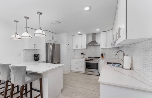 McGregor House | Newly Updated! RiverView Retreat Historic Fort Myers, FL 10 guests, Spa & pool