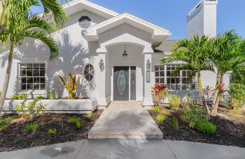 McGregor House | Newly Updated! RiverView Retreat Historic Fort Myers, FL 10 guests, Spa & pool