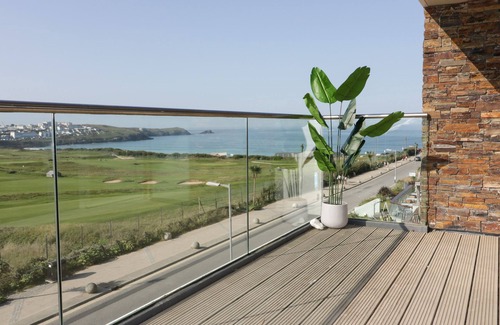 Newquay Cottage | NEWQUAY FISTRAL BEACH VIEW, family friendly in Newquay