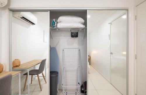 Rocklea Apartment | Next to a Disk Golf Course! Shops! AirCon! 139AF1