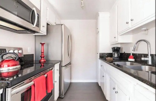 East Village Apartment | Next to CONVENTION CENTER & BEACH!