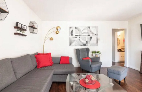 East Village Apartment | Next to CONVENTION CENTER & BEACH!
