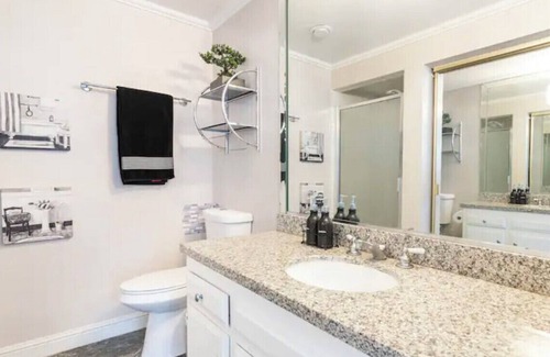 East Village Apartment | Next to CONVENTION CENTER & BEACH!