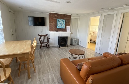 West Hyannisport Condo | Next to Cragville beach with warm sea water at a quiet and family friendly villa