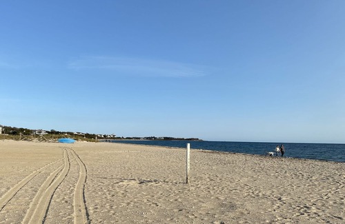 West Hyannisport Condo | Next to Cragville beach with warm sea water at a quiet and family friendly villa