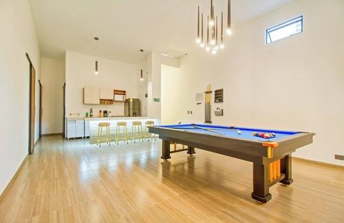 Zona Rosa Apartment | Next to Lleras Park, Huge Jacuzzi! 6-bd apartment 1 block from Park LLeras 6