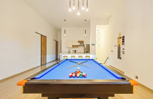 Zona Rosa Apartment | Next to Lleras Park, Huge Jacuzzi! 6-bd apartment 1 block from Park LLeras 6