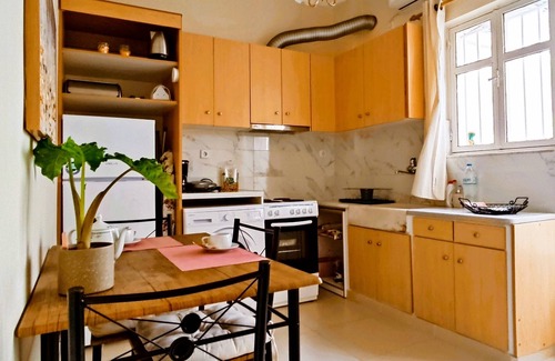 Dafni-Ymittos Apartment | Next to Metro! Bright Apartment with Fully Equipped Kitchen