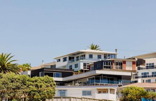 New Plymouth House | Ngamotu Vista - 5BR home with harbour views