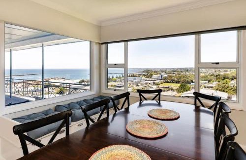 New Plymouth House | Ngamotu Vista - 5BR home with harbour views