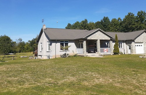 Niagara Falls House | Niagara Country Get Away is a big beautiful house in a country setting