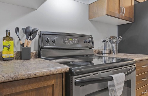 Thorold House | Niagara Retreat|HotTub|Sauna|Games|15 Min to Falls