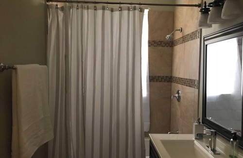 Woodlawn Apartment | Nice 2bedroom apartment steps away from UofChicago