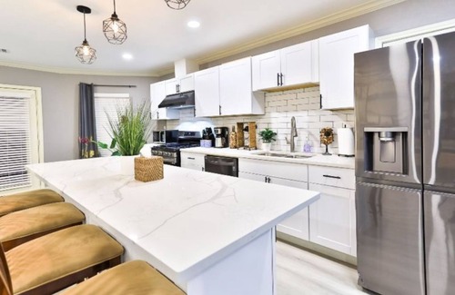 Central Arlington House | Nice 3bd/1ba Triplex 1mi to ATT stadium