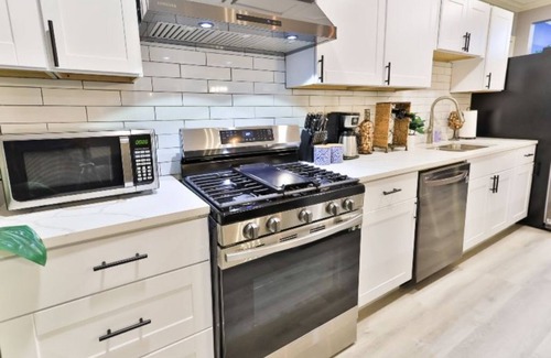 Central Arlington House | Nice 3bd/1ba Triplex 1mi to ATT stadium