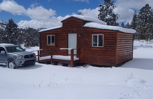 Mammoth Creek House | Nice and Knotty studio cabin perfect location to explore Zion NP & Bryce Canyon