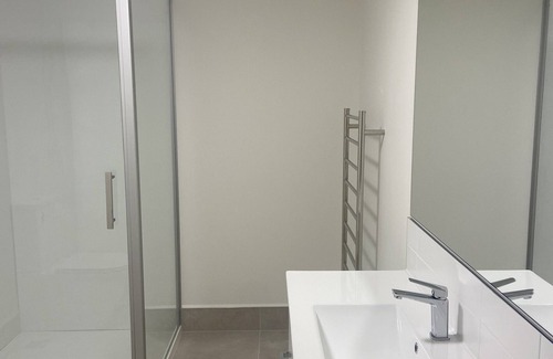 Mount Albert Apartment | Nice and tidy 3 bedrooms apartment, free parking, Close to mall, bus, Eden Park