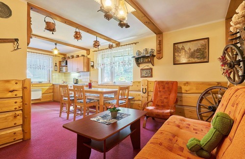 Starkov Villa | Nice apartment in villa for 6 people with WIFI, pool, TV, patio and pets allowed