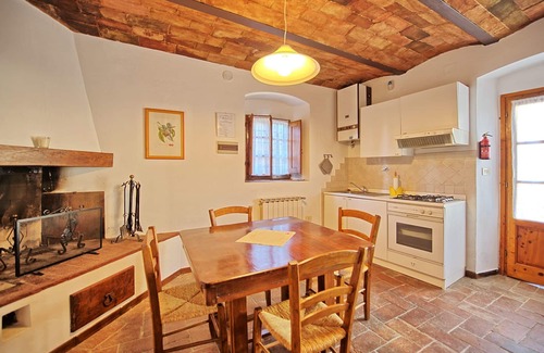 San Casciano in Val di Pesa Apartment | Nice apartment with WIFI, A/C, pool, TV, pets allowed and parking, close to Greve In Chianti