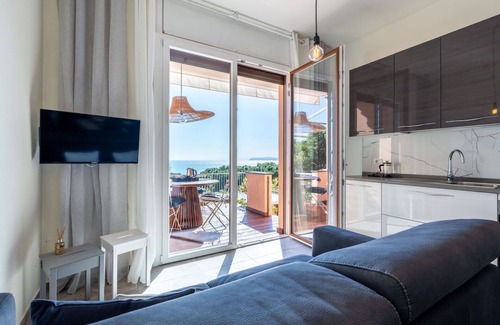 Varazze Apartment | Nice apartment for 6 people with hot tub, WIFI, A/C, TV, terrace and pets allowed