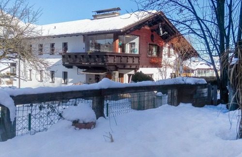 Axams Apartment | Nice apartment for 7 guests with WIFI, TV, balcony, pets allowed and panoramic view