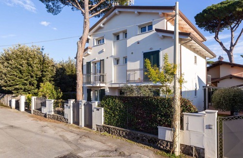 Marina di Pietrasanta Apartment | Nice apartment for 6 guests with TV, balcony, pets allowed and parking
