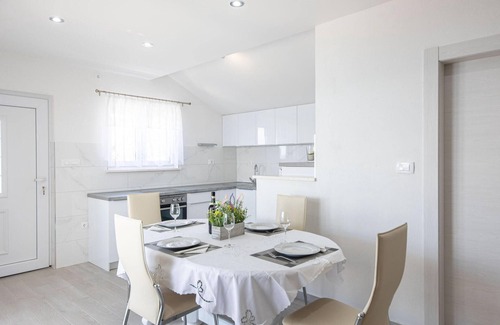 Jesenice Apartment | Nice apartment in Jesenice with WiFi