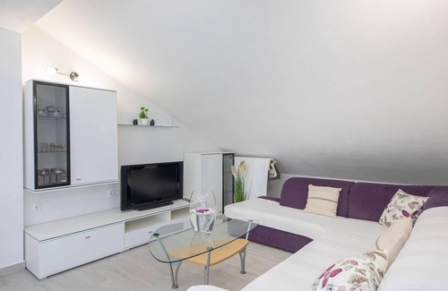 Jesenice Apartment | Nice apartment in Jesenice with WiFi