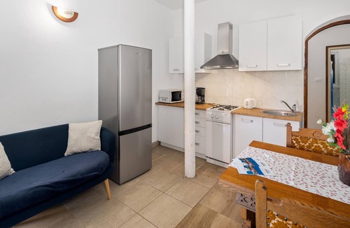 Lovrecica Apartment | Nice apartment in Lovrecica with WiFi