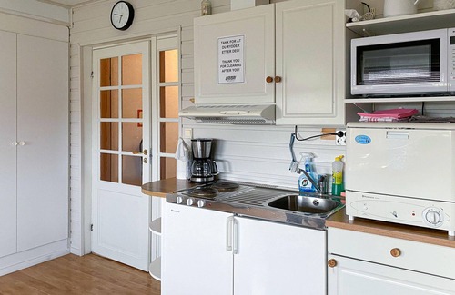 Offersøy Apartment | Nice apartment in Offersøy with sauna