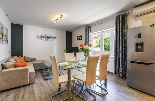Trogir Apartment | Nice Apartment In Trogir With 4 Bedrooms, Jacuzzi And Wifi