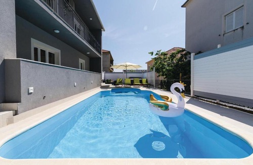 Trogir Apartment | Nice Apartment In Trogir With 4 Bedrooms, Jacuzzi And Wifi